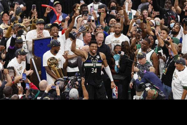 Giannis Antetokounmpo mengantarkan Milwaukee Bucks juara NBA 2020/2021. Ternyata, mendiang Kobe Bryant sudah memprediksi itu akan terjadi. (foto: REUTERS)