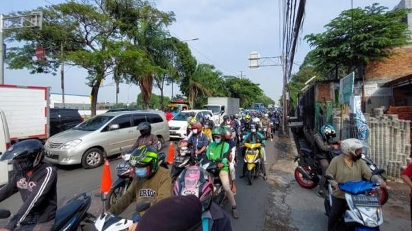 Arus lalu lintas di jalur titik penyekatan PPKM Level 4, Jalan Daan Mogot, Jakarta Barat, Rabu (21/7/2021). (Foto: Dimas Choiru)