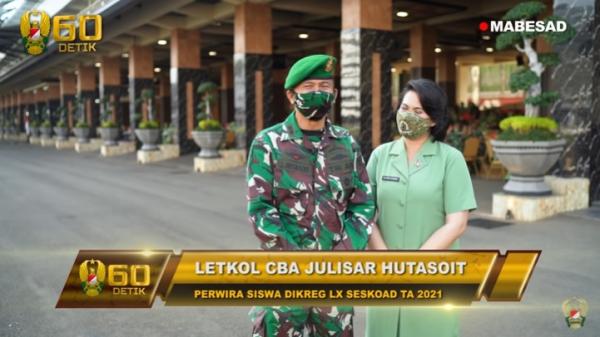 Letkol Cba Julisar Hutasoit dan istri. (Foto: Dispenad).