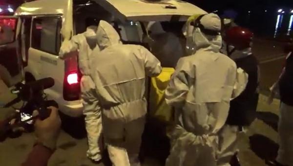 KRI Clurit mengevakuasi satu jenazah ABK kapal tenggelam di perairan Kalimantan Barat, Selasa (20/7/2021) malam. (Foto: iNews/Barlian Pasore)