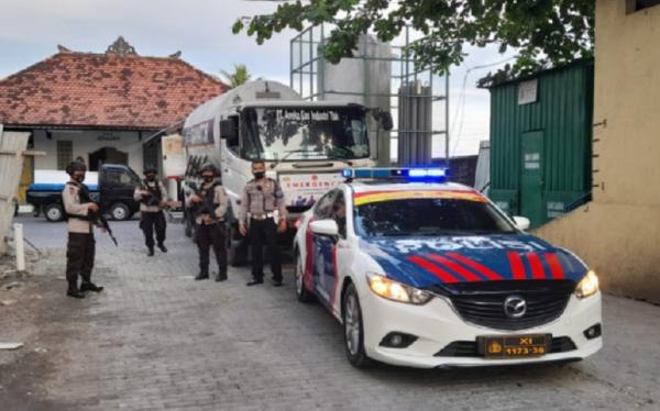 Oksigen Bali Polda Bali mengawal pengiriman tabung oksigen ke sejumlah rumah sakit. (Foto: Polda Bali)