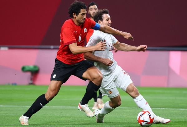 Spanyol U23 (putih) harus puas bermain imbang 0-0 dengan Mesir U23 di laga grup C Olimpiade Tokyo 2020. Laga berlangsung di Sapporo Dome, Kamis (22/7/2021) siang WIB. (foto: REUTERS)
