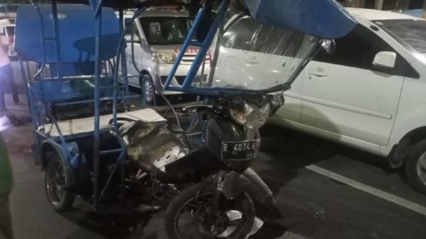 Kecelakaan terjadi di Jalan Salemba Raya depan PMI Kramat Raya Jakarta Pusat, Jumat (23/7/2021).  (Foto: TMC Polda Metro).