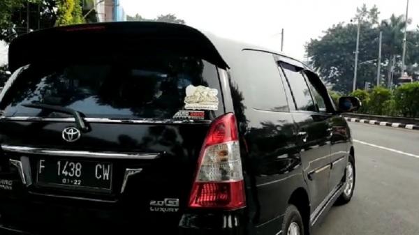 Kendaraan pelat nomor genap diminta putar balik oleh petugas ganjil genap di Kota Bogor, Jumat (23/7/2021). (Foto: Putra Ramadhani).