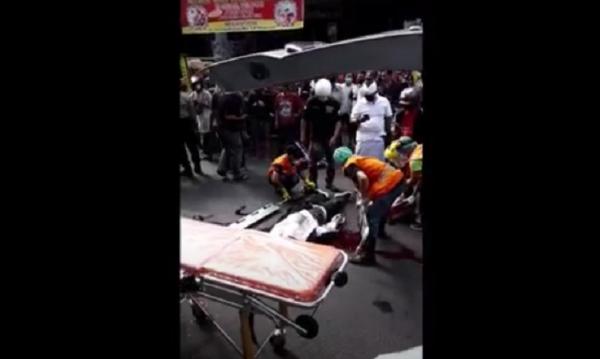 Gede Budiarsana dikeroyok dan dibacok hingga tewas di tengah jalan yang sedang ramai oleh kendaraan, Jumat (23/7/2021) siang. (Foto: iNews/Aris Wiyanto)