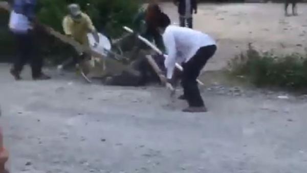 pasien covid-19 di tobasa dipukuli dan diikat Tangkapan layar video saat Selamat Sianipar dipukuli warga Desa Sianipar Bulu Silape, Kecamatan Silaen, Kabupaten Tobasa.