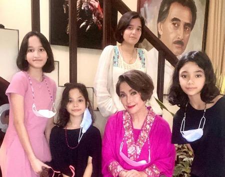 Widyawati bersama cucu-cucunya.