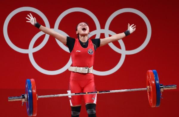 Windy Lifter putri Indonesia, Windy Cantika Aisyah memberikan medali pertama bagi Indonesia di Olimpiade Tokyo 2020. Atlet berusia 19 tahun ini meraih medali perunggu di kelas 49 kg putri. (foto:REUTERS)