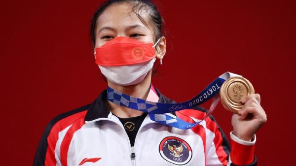 Windy Cantika Aisah memberikan medali pertama bagi Indonesia di Olimpiade Tokyo 2020. Lifter berusia 19 tahun ini meraih medali perunggu di nomor 49kg putri. (foto: REUTERS)