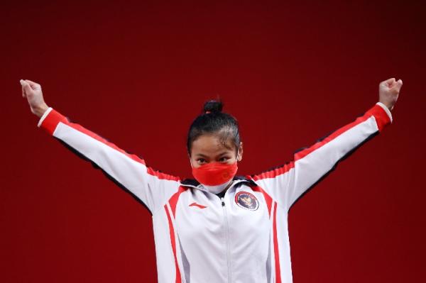 Windy perunggu Windy Cantika Aisah memberikan medali pertama bagi Indonesia di Olimpiade Tokyo 2020. (foto: REUTERS)
