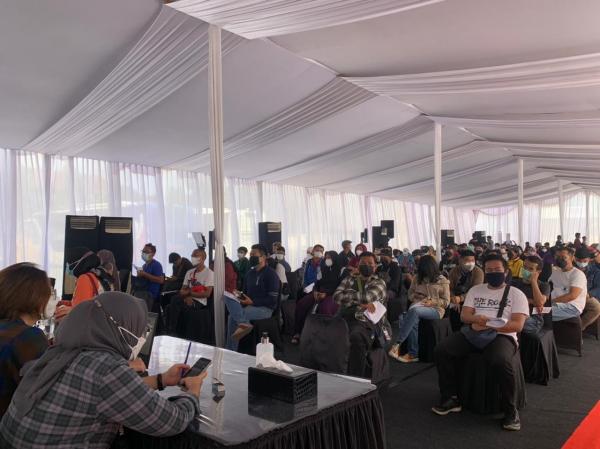 Peserta antusias mendapatkan vaksin di Sentra Vaksinasi Covid-19 yang terletak di MNC Studios, Kebon Jeruk, Jakarta Barat, Minggu (25/7/2021)