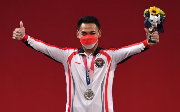 eko yuli-5 Selebrasi lifter Indonesia Eko Yuli Irawan sesuai meraih medali perak kelas 61 kg Putra Grup A Olimpiade Tokyo 2020 di Tokyo International Forum, Tokyo, Jepang, Minggu (25/7/2021). Eko Yuli berhasil mempersembahkan medali perak dengan total angkatan
