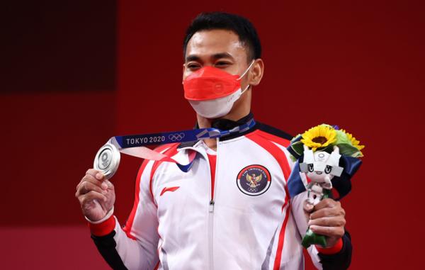 Eko Yuli Irawan 1 Lifter Eko Yuli Irawan bikin bangga Indonesia. Dia meraih medali perak Olimpiade Tokyo 2020 di kelas 61 kg putra, Minggu (25/7/2021) sore WIB. (Foto: Reuters)
