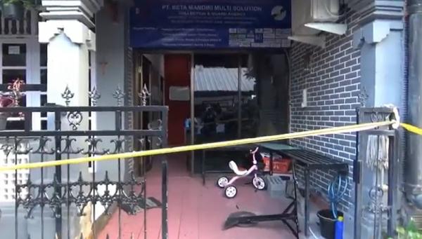 Kantor debt collector di Denpasar, Bali dipasang garis polisi terkait pengeroyokan seorang pria hingga tewas. (Foto: iNews/Aris Wiyanto)