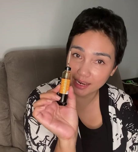 Feby mengonsumsi Fufang Ejiao Jiang. Foto: Instagram @febyfebiola_