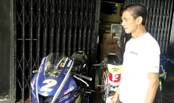 lelang Motor2 Syarif Mahmud Alkadrie melelang tiga unit motor yang pernah dipakai untuk mengikuti kejuaran balap motor. (Foto: iNews/Uun Yuniar)