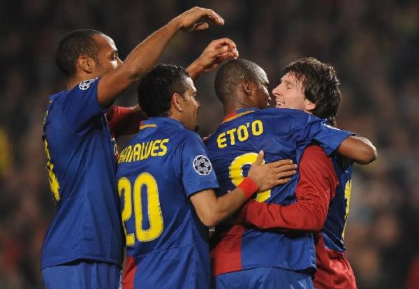 Messi bersama Samuel Eto`o, Daniel Alves dan Thierry Henry merayakan gol. (foto: Sportbible)