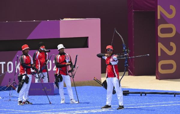 Langkah atlet panahan beregu putra Indonesia di Olimpiade Tokyo 2020 terhenti di babak 16 besar. Indonesia kalah dari wakil Inggris Raya. (foto: Reuters)