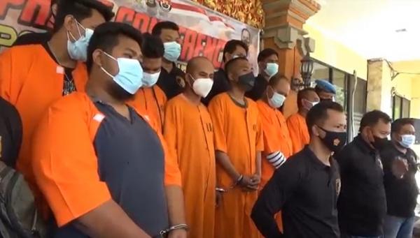 Tujuh tersangka pengeroyokan Gede Budiarsana hingga tewas di Denpasar. (Foto: iNews/Aris Wiyanto)