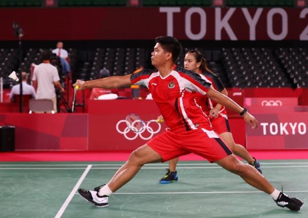 Praveen Jordan/Melati Daeva Oktavianti tetap lolos ke perempat final Olimpiade 2020 cabor bulu tangkis meski kalah dari wakil Jepang. (foto: Reuters)