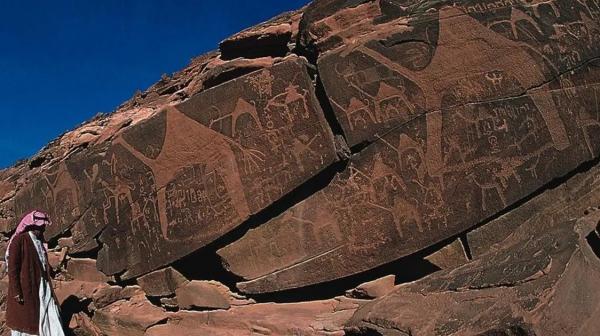 000 Seni Cadas Hail Hasil ukiran tangan manusia pada bebatuan di Wilayah Hail. (Foto: Saudi Aramco World)