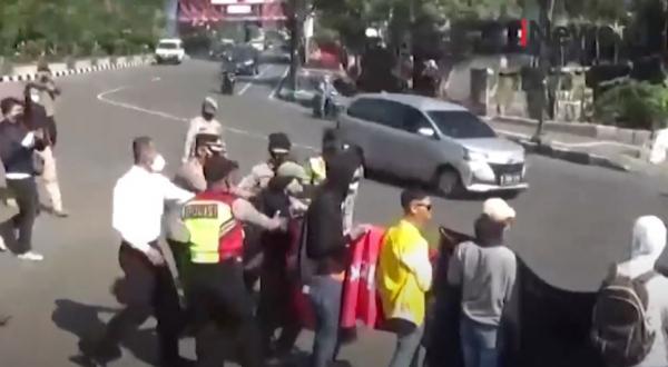 Video Polisi Bubarkan Paksa Puluhan Orang Aksi Tolak PPKM di Bogor