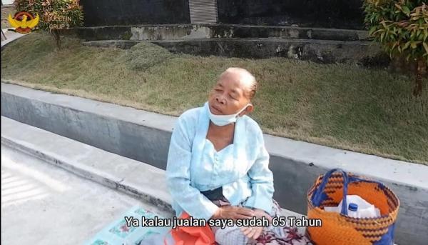 Mbah Langkung sudah puluhan tahun berjualan di lingkungan asrama Grup 2 kopassus.