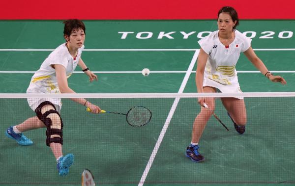 Sayaka Hirota juga memakai pelindung lutut saat pertandinagan kedua di Olimpiade 2020. (foto: REUTERS)