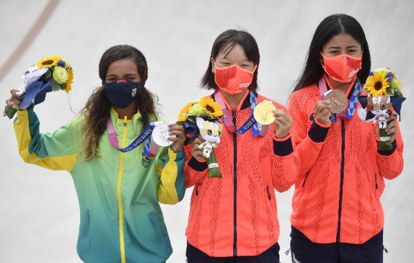 Nishiya emas Atlet skateboard Jepang, Momiji Nishiya (tengah)  berpeluang menjadi peraih medali termuda di Olimpiade Tokyo 2020. Nishiya meriah medali emas di usia 13 tahun 330 hari. (foto: REUTERS)