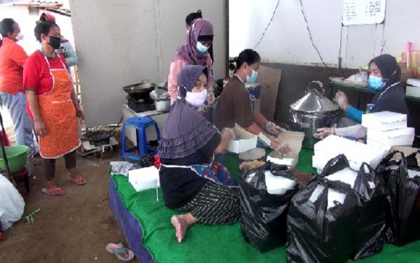 Warga yang sehat dirikan dapur umum Warga yang sehat di Gadang Gang 17B, Kota Malang mendirikan dapur umum untuk didistribusikan kepada pasien isoman. (Foto: iNews/Deni Irwansyah)