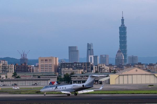 Gedung Taipei 101 (kanan). (Foto: Reuters)