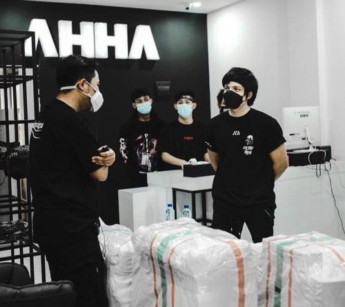 Atta Halilintar saat memberi sumbangan.