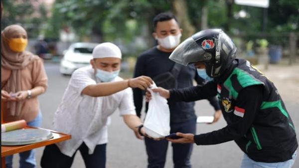 Bandung Berbagi Arif Komunitas Solidaritas Sosial Bandung (SSB) membagikan makanan kepada pengemudi ojek online, belum lama ini. (Foto: MPI/Arif Budianto)