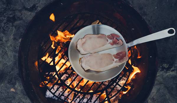 Jika menggunakan grill pan, pastikan bersih dan tidak gosong (Foto: Unsplash)