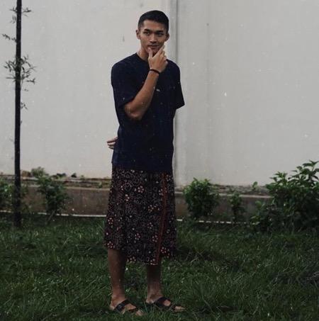 Jonatan Christie 1 Dalam gaya yang kasual, kaos dan batik.