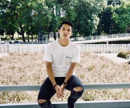 Saat memakai ripped black jins.