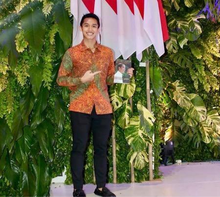 Saat memakai pakaian batik resmi.