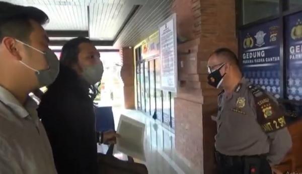 Fery Wahyudi Satria Wibowo saat melapor ke Polres Badung. (Foto: iNews/Bagus Alit)