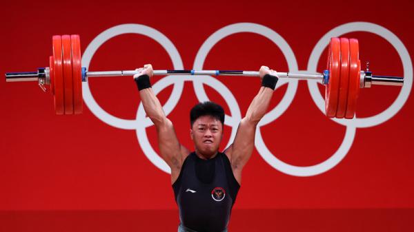 Lifter Indonesia, Rahmat Abdullah meraih total angkatan 342 kg dalam cabang olahraga angkat besi Olimpiade Tokyo 2020. Dia menjadi juara di kelas 73 kg Grup B. (Foto: Reuters)