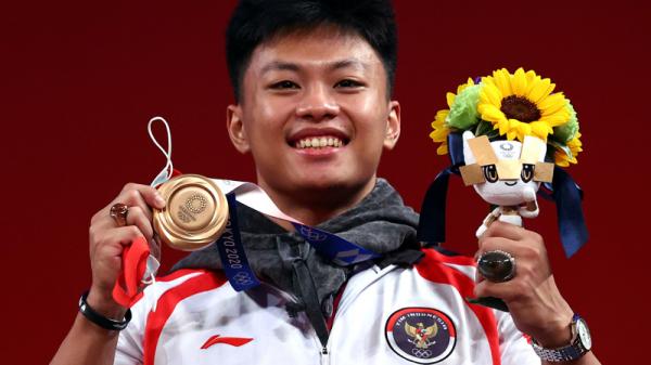 Lifter Rahmat Erwin Abdullah jadi sorotan. Dia meraih medali perunggu di cabang olahraga angkat besi kelas 73 kg Olimpiade Tokyo 2020. (Foto: Reuters)