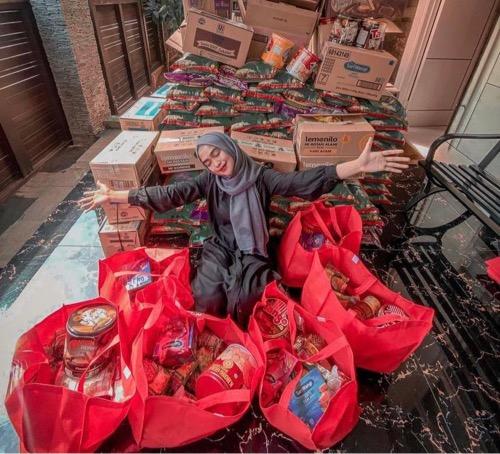 Ria Ricis sembako Ria Ricis di tengah tumpukan sembako untuk disumbangkan.