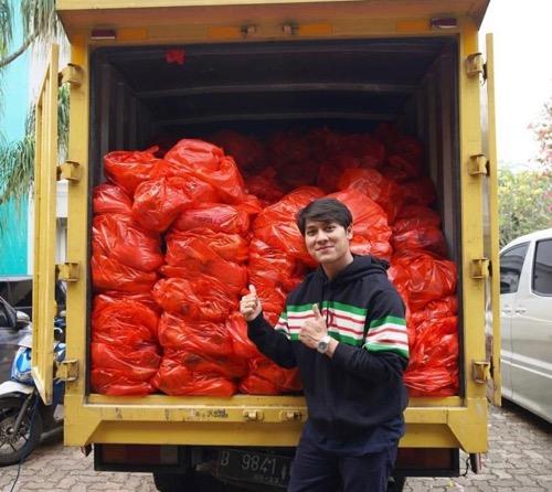 Rizky Billar saat memberi sumbangan.