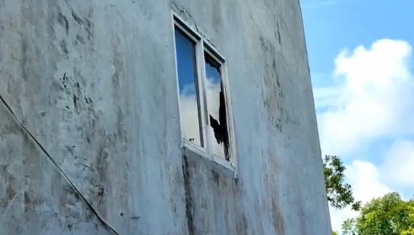 Tewas Loncat Rukko2 Jendela lantai 3 ruko tempat korban meloncat. (Foto: iNews/Mukmin Azis)