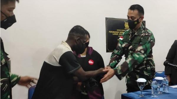 Suasana kekeluargaan saat penyelesaiaan video viral di Lanud  Merauke Johanes Ambraham Dimara Merauke, Papua. (Foto: iNews/Omega Batkorumbawa)