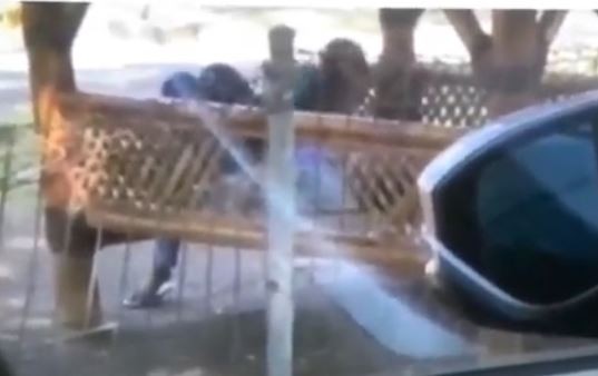 Tangkapan layar sepasang pelajar mesum di gazebo taman Maramis, Probolinggo. (Foto: MNC Portal/Hana Purwadi)