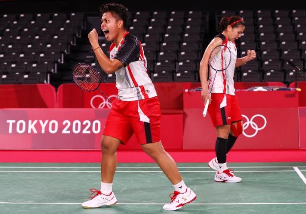 Greysia Polii/Apriyani Rahayu melaju ke semifinal di Olimpiade 2020. Greysia/Apriyani berhasil mengalahkan pasangan China, Du Yue/Li Yin Hui lewat rubber game. (foto: REUTERS)