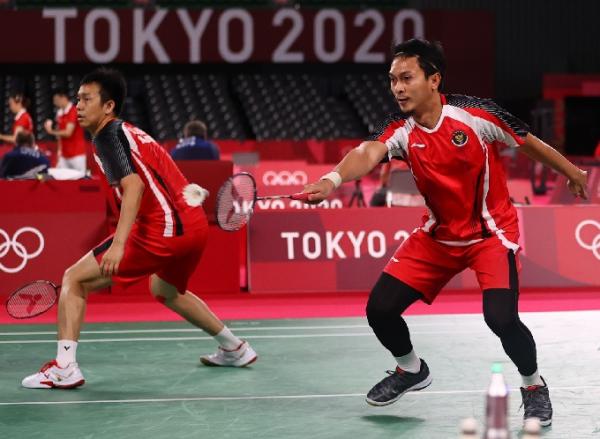 Hendra/Ahsan Mohammad Ahsan/Hendra Setiawan harus menang dengan susah payah melawan Takeshi Kamura/Keigo Sonoda di perempat final Olimpiade 2020. The Daddies lolos semifinal. (Foto: REUTERS)