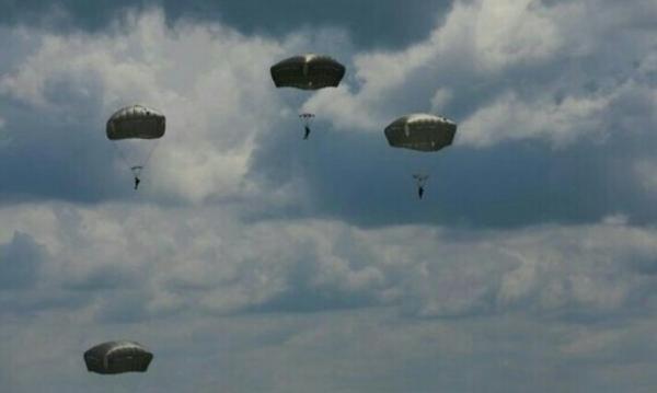 Prajurit TNI AD terjun dari pesawat saat latihan bersama US Army (Foto: Instagram)