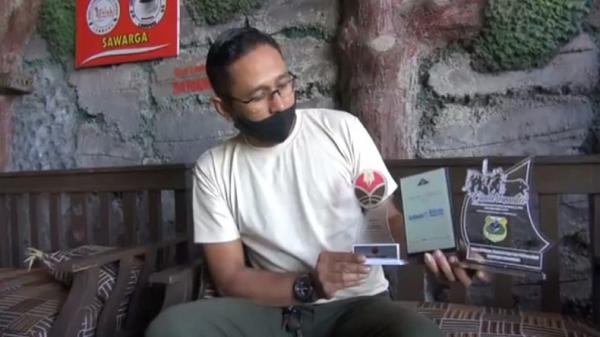UKM KOPI LUWAK LEMBANG BANGKRUT Sujud Pribadi menunjukkan plakat penghargaan yang pernah diraih kedai kopi luwak Sawarga. (Foto: iNews/Yuwono Wahyu)