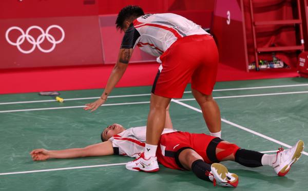 Ganda putri Indonesia Greysia Polii dipapah keluar lapangan usai tembus semifinal Olimpiade Tokyo 2020. (Foto: Reuters)